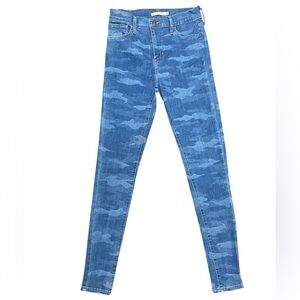 NWOT Levi’s 720 High Rise Super Skinny Camouflage Women Jeans